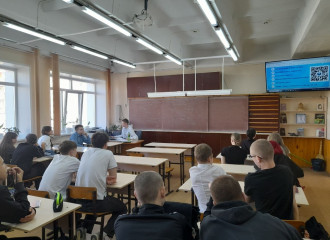студенты ВятГУ провели обучающую встречу с девятиклассниками МБОУ "СОШ с УИОП №47 города Кирова - фото - 1