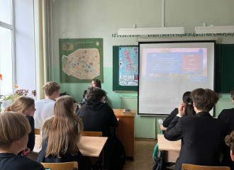 студентки ВятГУ направления «Экономическая безопасность» посетили МБОУ СОШ с УИОП №37 с уроком финансовой грамотности для учеников 10г класса - фото - 1